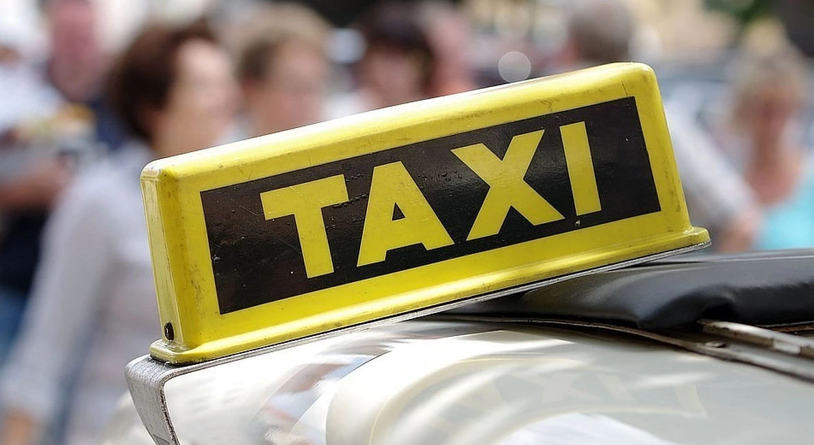 В Сыктывкаре таксист подвез пристава и заплатил все штрафы