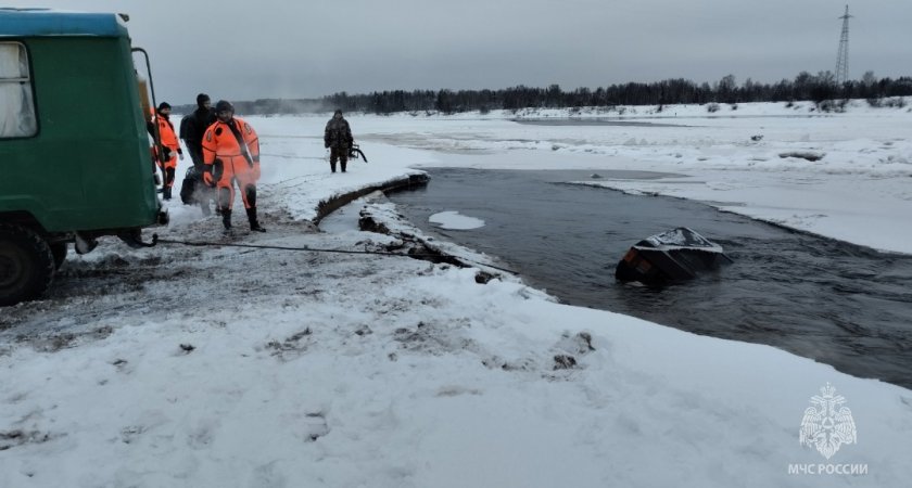 В Коми легковой автомобиль ушел под лед