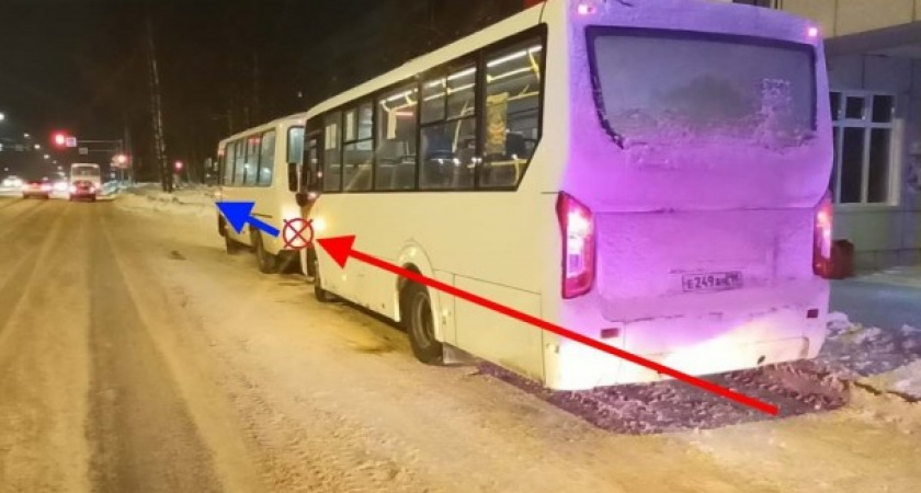 У остановки в Сыктывкаре столкнулись два автобуса