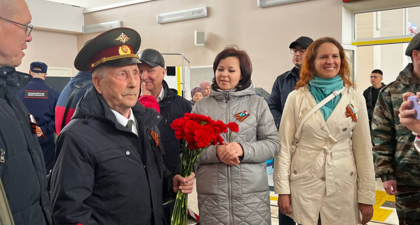 Сыктывкарцы с оркестром и песнями проводили ветерана ВОВ на Парад Победы в Москву