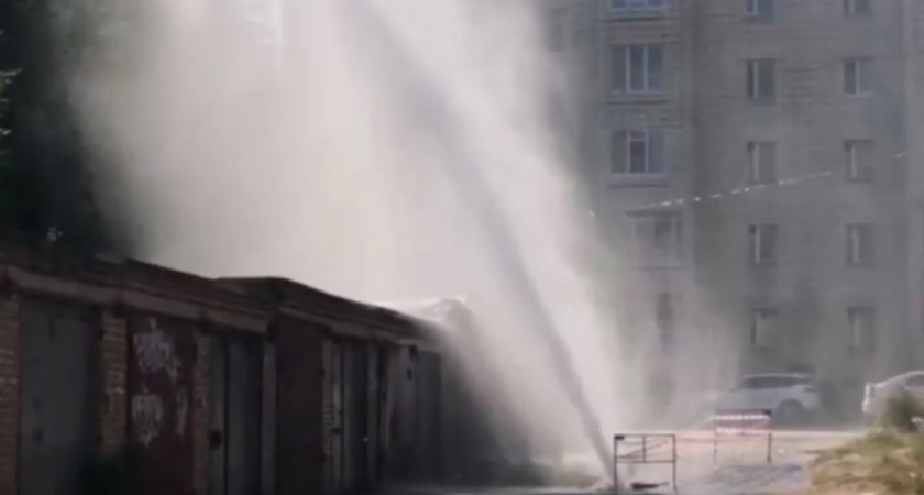 В центре Сыктывкара из-под земли бьет мощный фонтан
