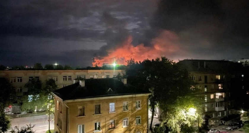 В районе псковского аэропорта прогремели взрывы: в Минобороны подтвердили атаку дронами