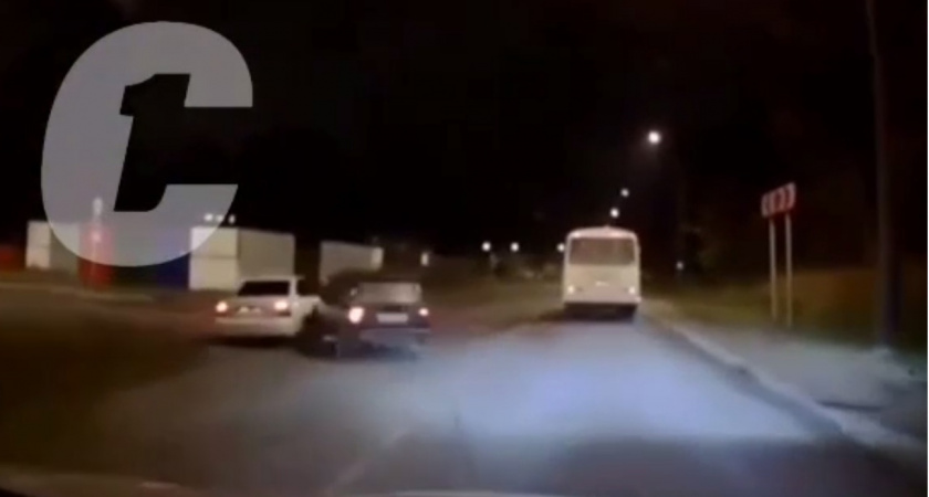 Появилось видео жесткой аварии с машиной, которая влетела в металлический забор в Сыктывкаре