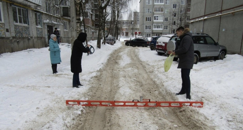 В Сыктывкаре мэрия выявила нарушения по высоте снежной колеи во дворах