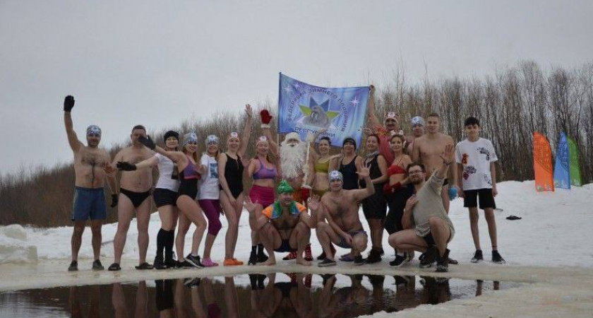 В ледяной Сысоле вместе с сыктывкарскими "моржами" плавал Дед Мороз 