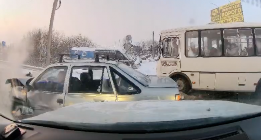 В Сыктывкаре во время столкновения такси отбросило на автобус с пассажирами
