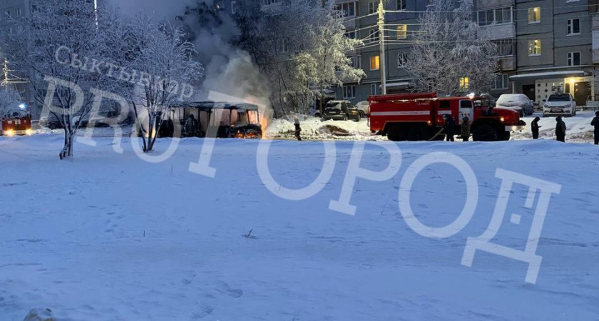 В Сыктывкаре горит автобус 