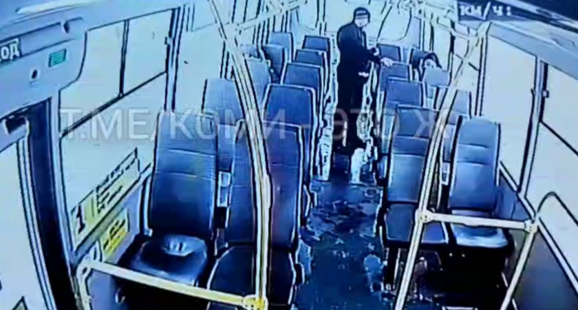 Появилось видео из автобуса в Сыктывкаре, в котором силой удерживали девочку