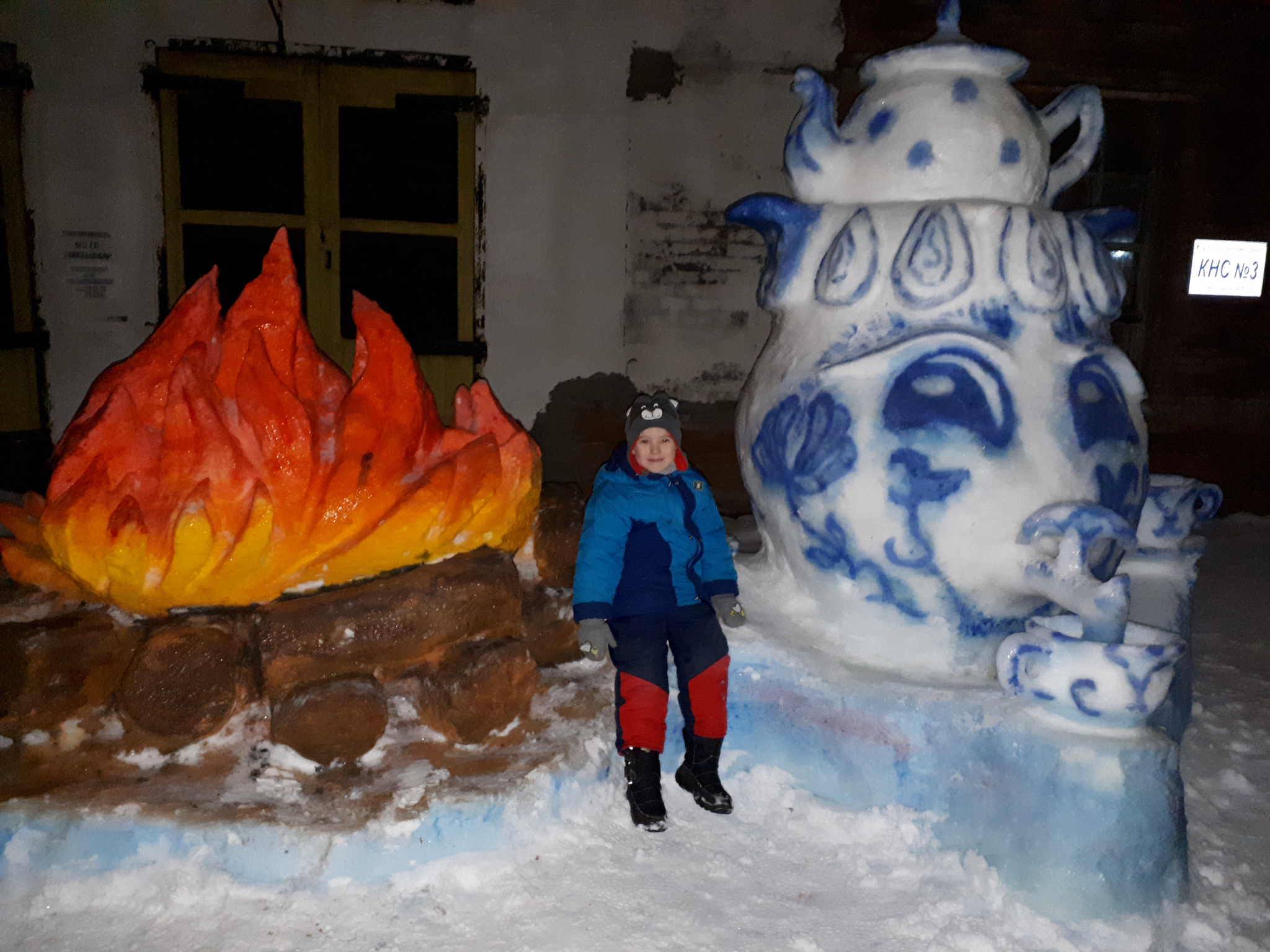 Сыктывкарец слепил из снега скульптуры костра и чайника размером с человека