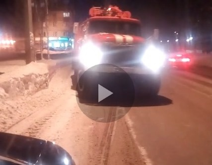 Очевидец сообщил о том, что в Сыктывкаре на дороге загорелся автобус