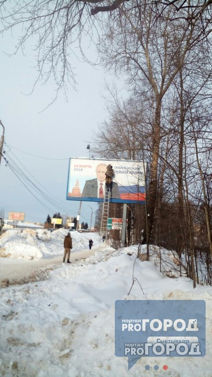 Сыктывкарец сфотографировал, как на Октябрьском проспекте моют баннер с Путиным (фото)