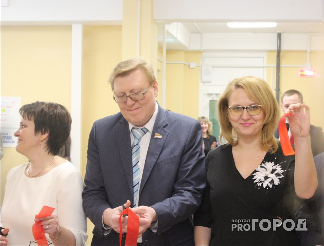 Министр образования Коми сыграла на пианино на открытии новой школы в Сыктывкаре (фото)
