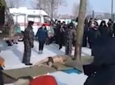 В сети появилось видео падения мужчины со столба на праздновании Масленицы