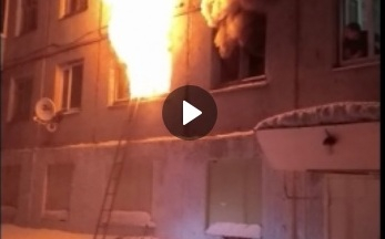 В Коми очевидцы сняли на видео пожар, в котором погиб человек