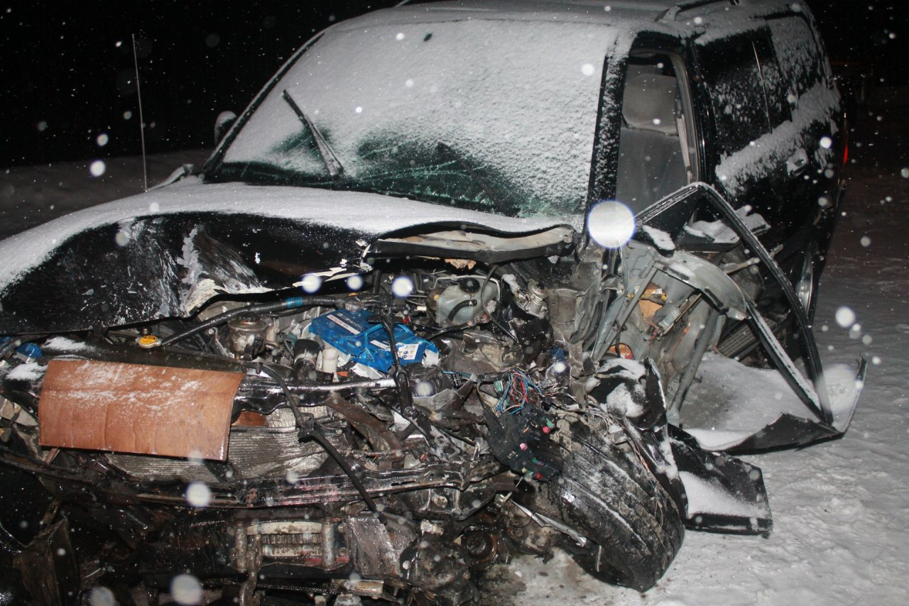 Опубликовали фото аварии в Коми с участием «Тойоты» и «Фольксвагена», где погиб водитель