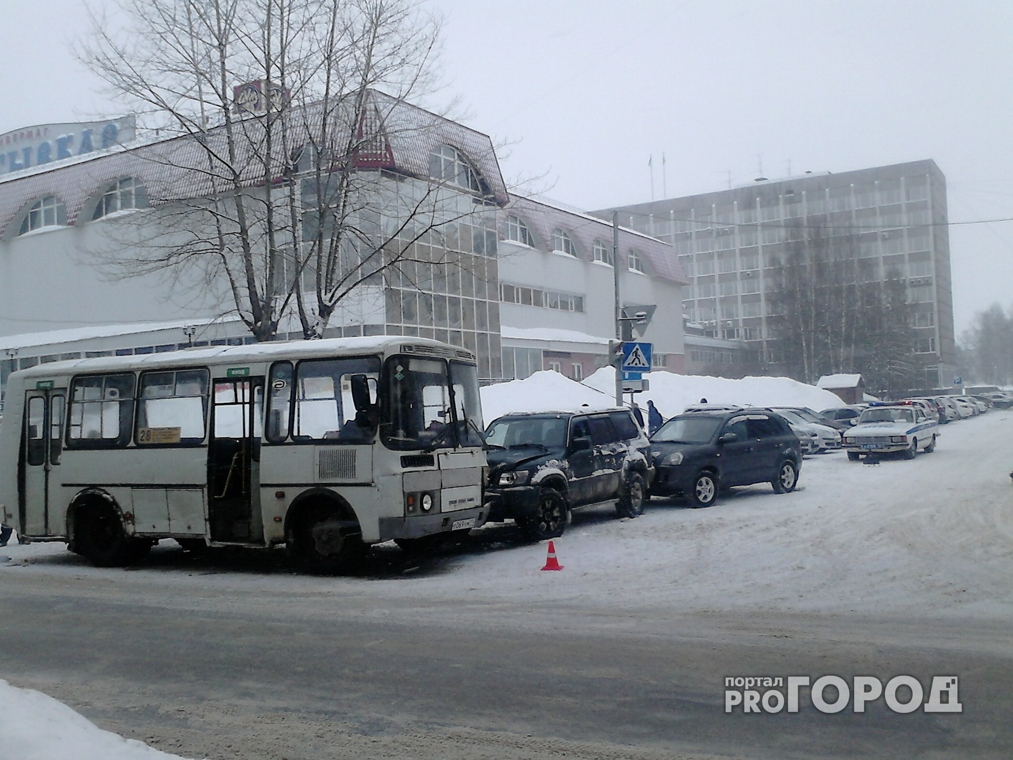 В центре Сыктывкара произошло тройное ДТП с участием автобуса
