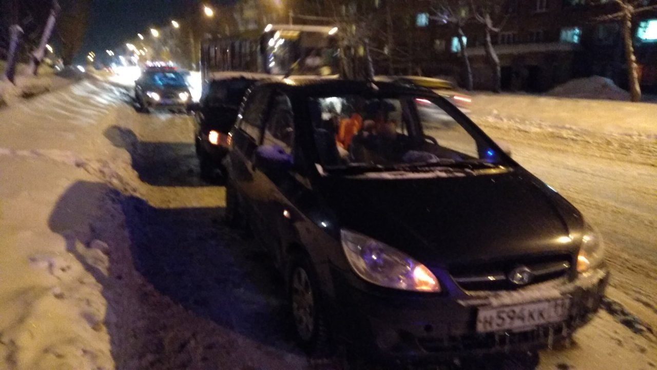 В Сыктывкаре пожилая автоледи врезалась в «Хендай»: мальчики 2 и 6 лет в больнице (фото)