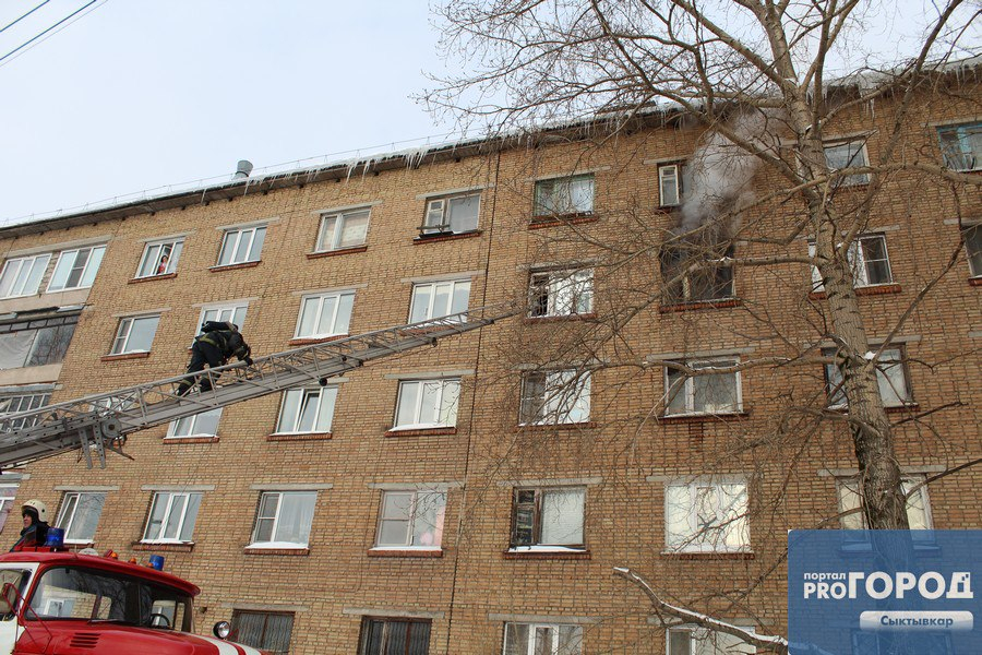 В Сыктывкаре на пожаре в здании, где расположен детсад, пострадали два человека