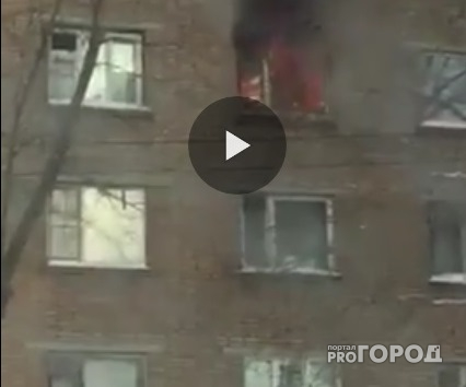 Появилось видео пожара в жилом доме на улице Морозова в Сыктывкаре