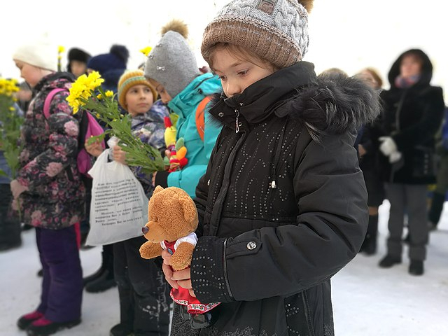 В Сыктывкаре дети принесли игрушки к мемориалу жертв пожара в Кемерово