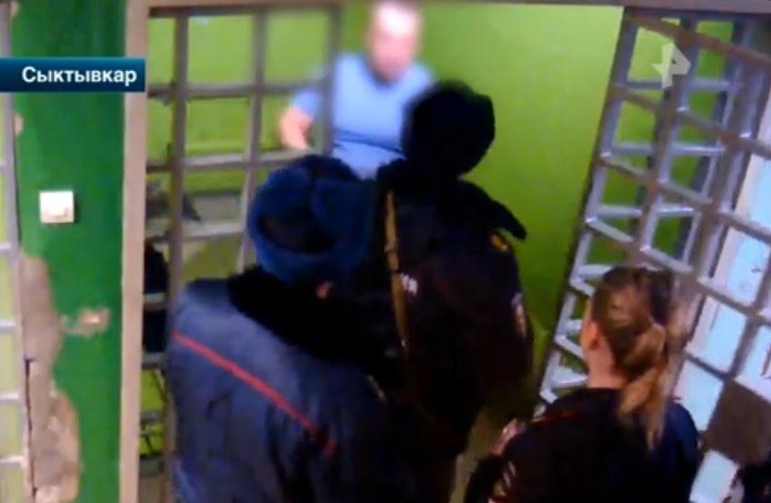 Появилось видео, как пьяный сыктывкарец подрался с полицейскими прямо в отделении