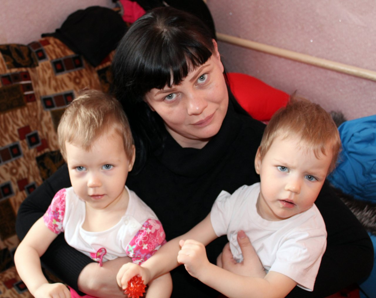 Двухлетним близняшкам с ДЦП срочно нужна помощь сыктывкарцев, у них есть надежда выздороветь (фото)