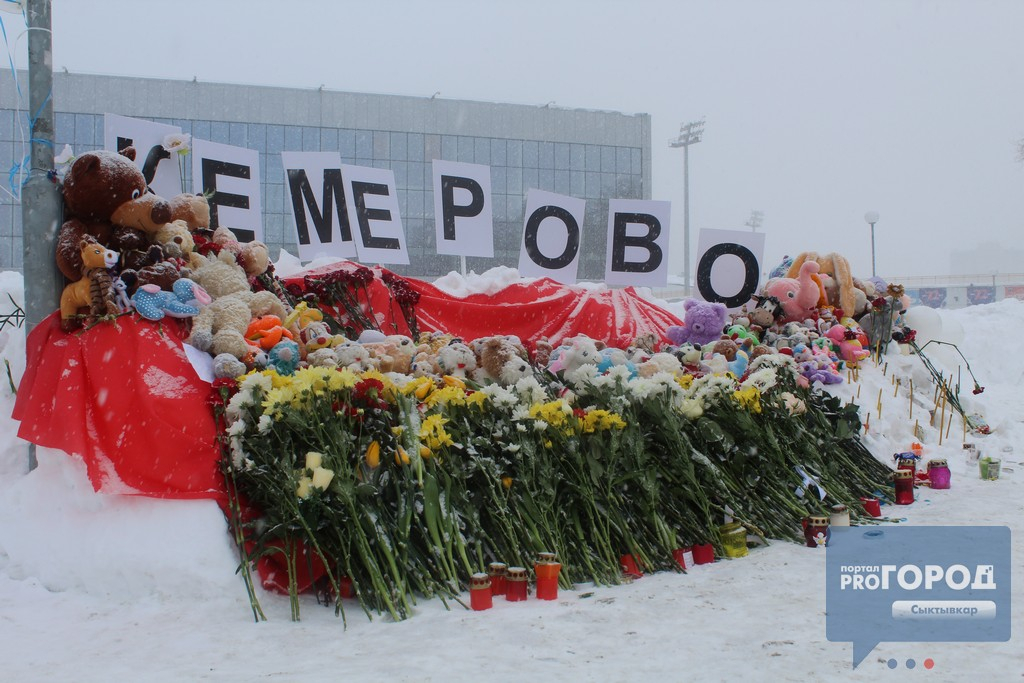 Сыктывкарцы увидели, как две девушки забрали игрушки с мемориала жертвам пожара в Кемерове