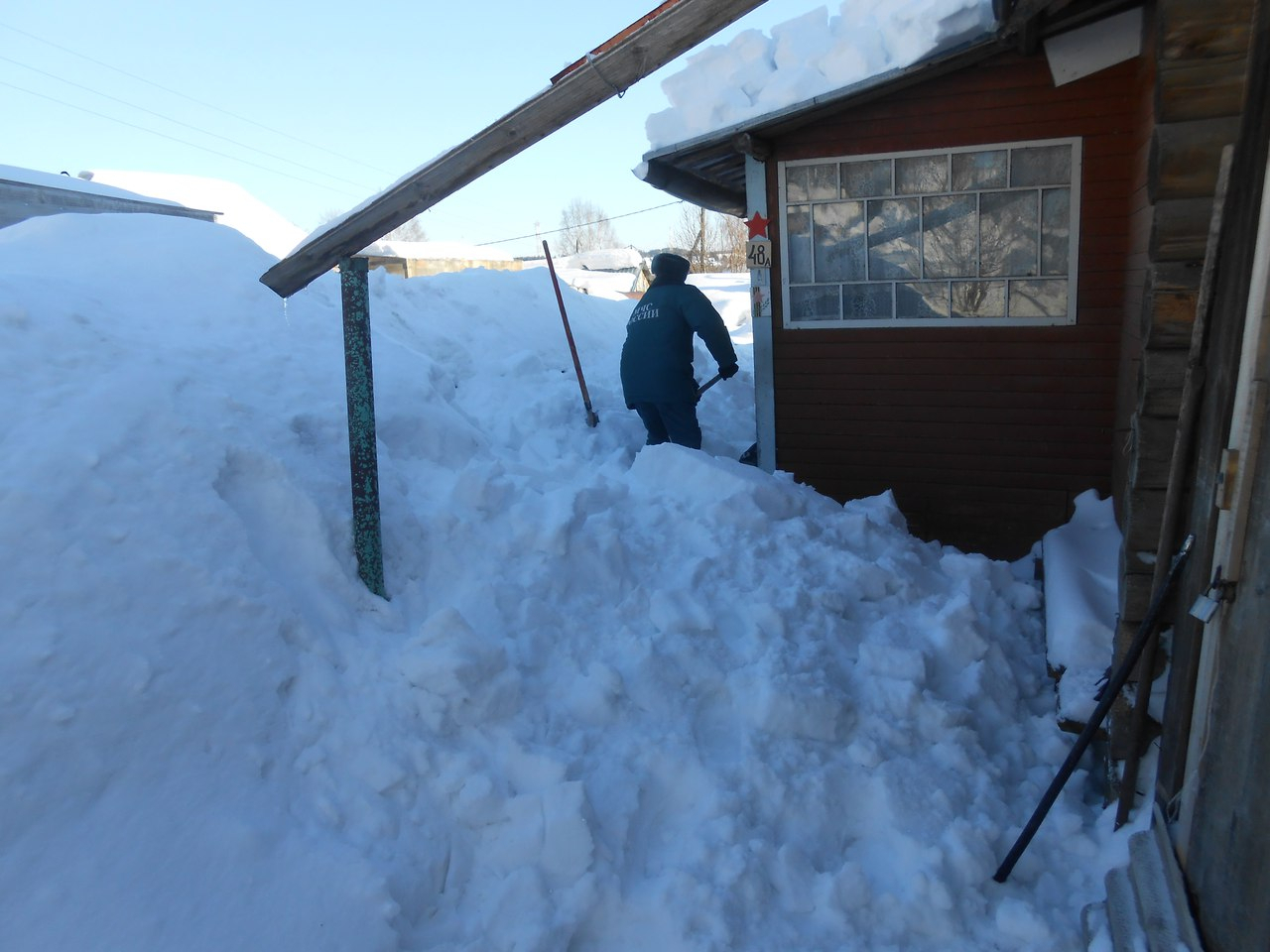 В Коми труженица тыла не могла выйти из дома из-за снежных завалов (фото)