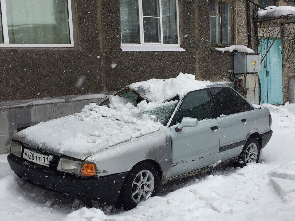 В Коми у «Ауди» крыша сложилась книжкой от упавшего на нее снега (фото)