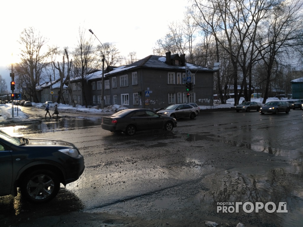 В Сыктывкаре два автомобиля попали в одну дорожную ловушку