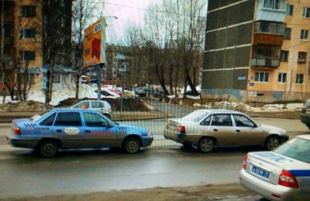 В Сыктывкаре произошло ДТП с такси, пострадал человек (фото)