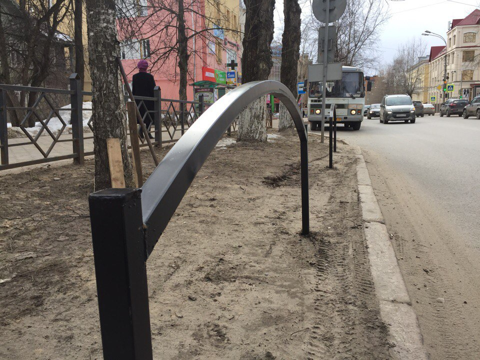 Сыктывкарские автолюбители больше не смогут парковаться на газонах в центре города