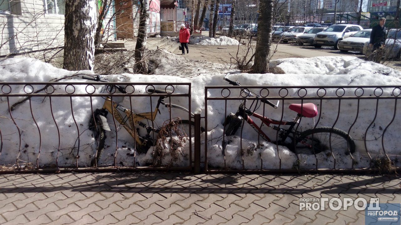 В центре Сыктывкара из-под снега появились два дорогих велосипеда (фото)