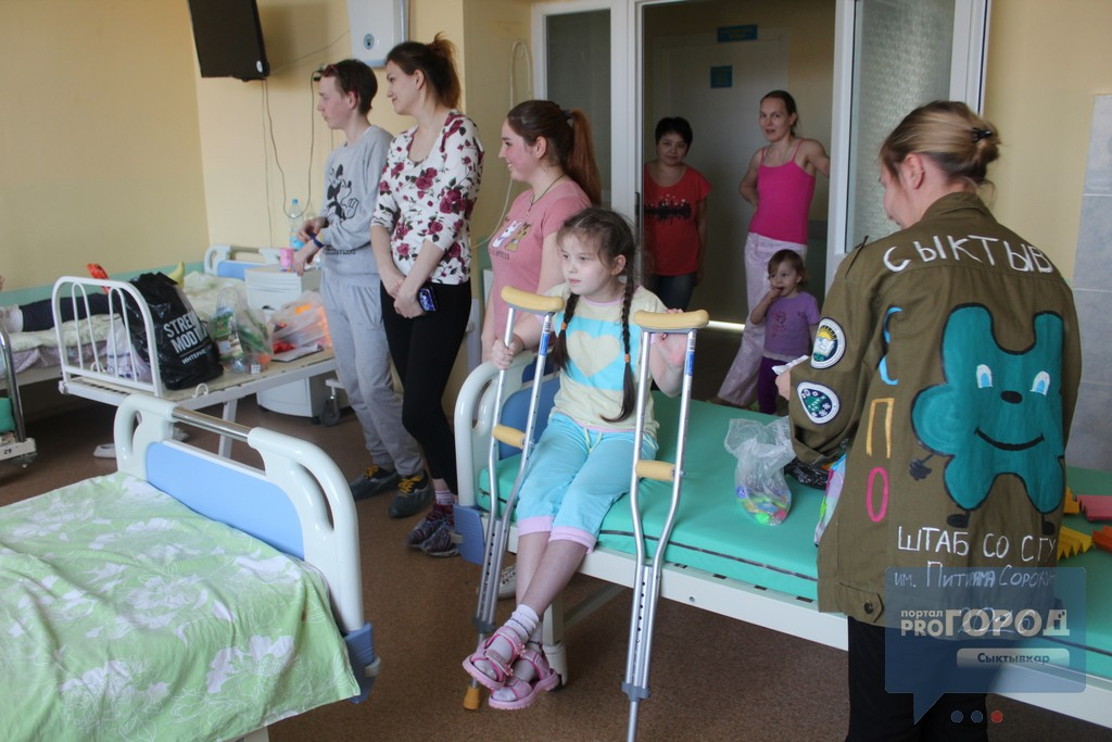 Сыктывкарские студенты вместе с детьми из больницы смастерили стаю птиц