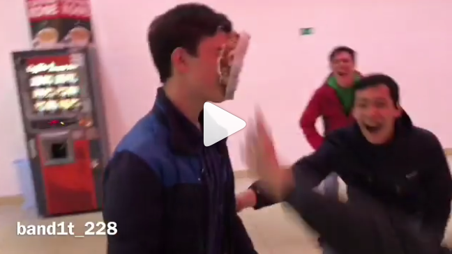 В Сыктывкаре толпа школьников издевалась над парнем ради лайков (видео)