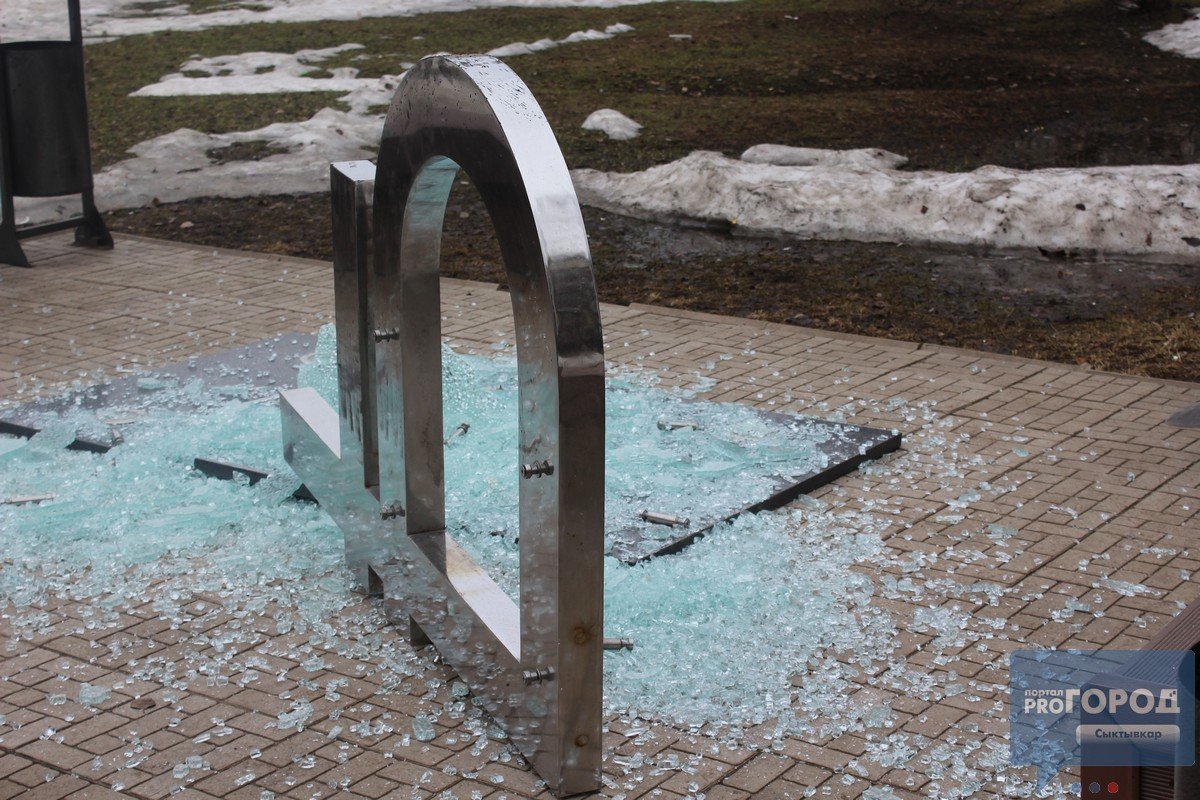 Появились фото с места в Сыктывкаре, где разбили памятник рублю