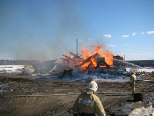 В Коми дотла сгорел жилой дом, который пытались потушить 6 часов (фото)