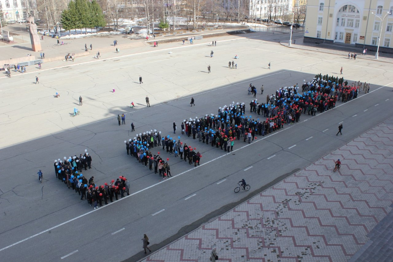 В Сыктывкаре молодежь выстроилась в слово «Спасибо» в честь Дня Победы (фото, видео)