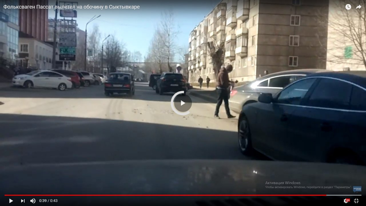 В Сыктывкаре «Фольксваген» вылетел на обочину в метре от тротуара (видео)