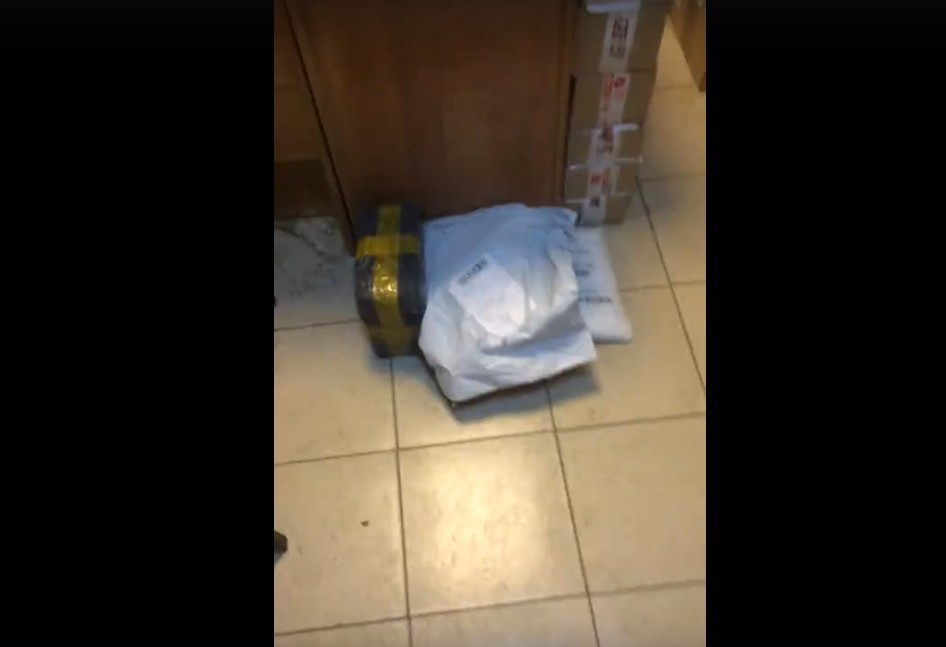 В Сыктывкаре в курьерской службе посылки валяются под ногами (видео)