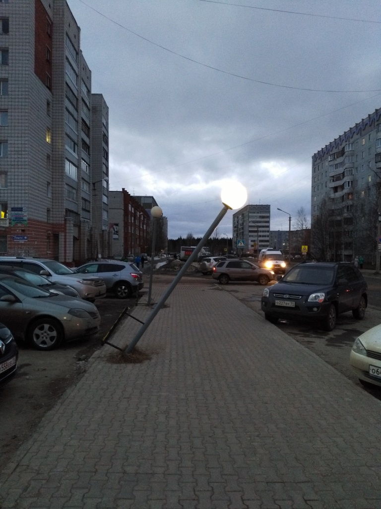Житель Сыктывкара увидел в городе «пьяный» фонарь (фото)