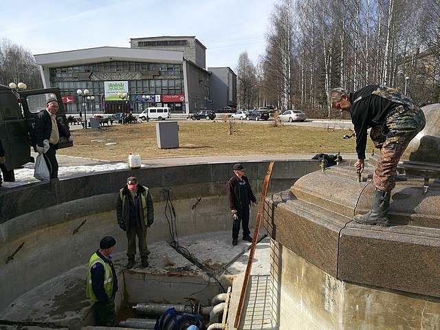 Работники ЖКХ вычищают Сыктывкар к 9 Мая (фото)