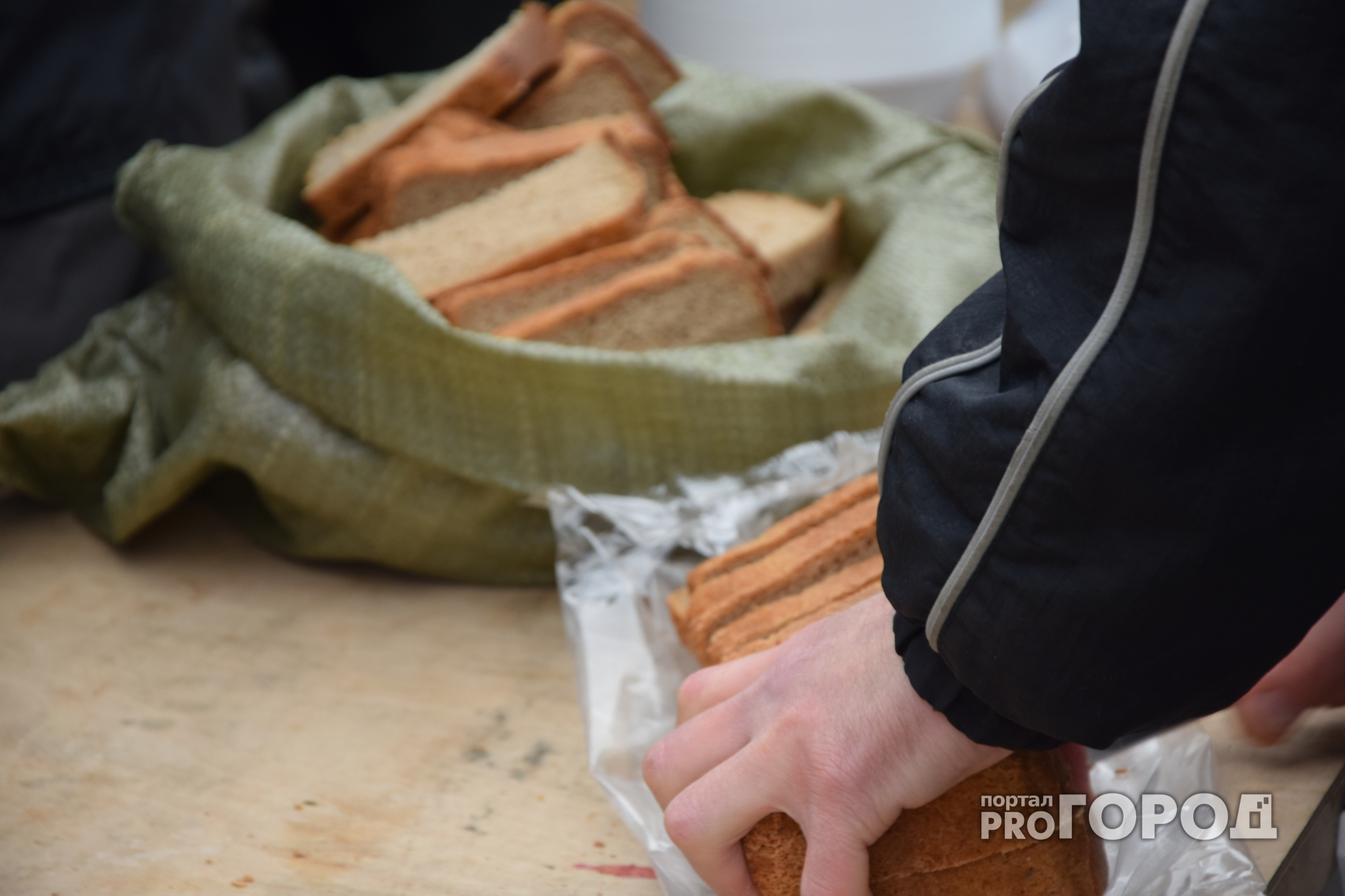 Жители Коми в шоке: из супермаркета выбросили целую тележку хлеба