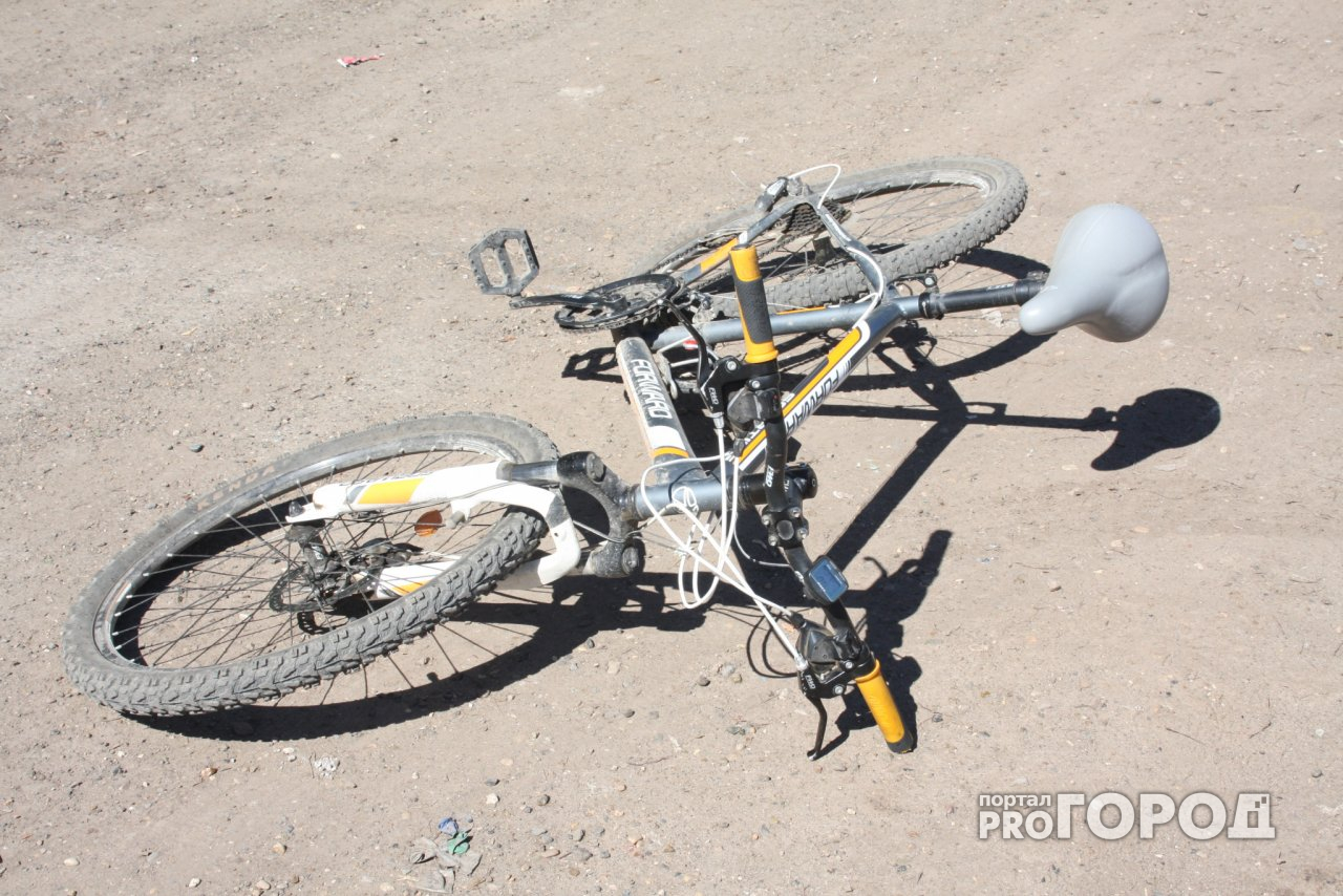 В Сыктывкаре машина сбила велосипедиста, который перестраивался на дороге