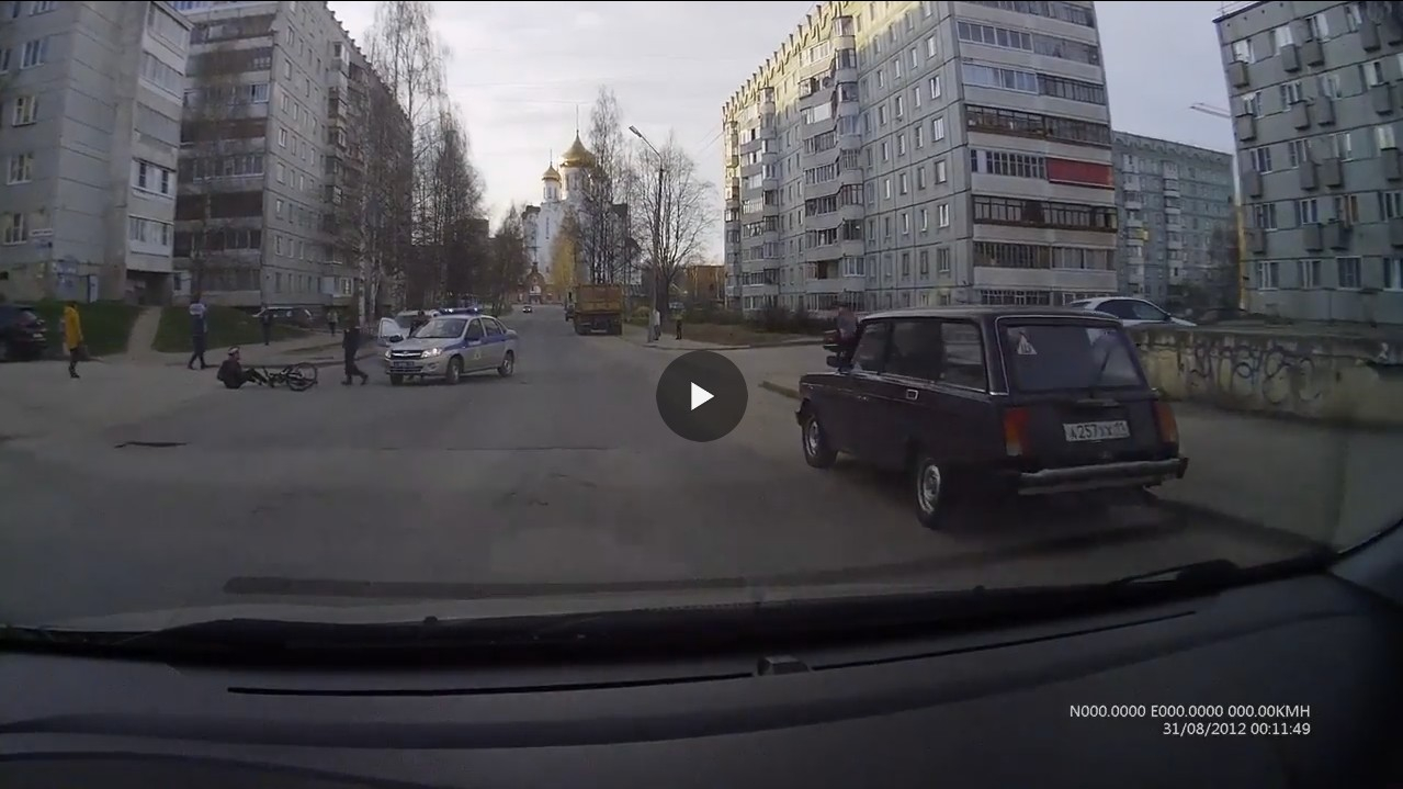 В Сети появилось видео с подписью: «В Сыктывкаре полиция сбила велосипедиста»