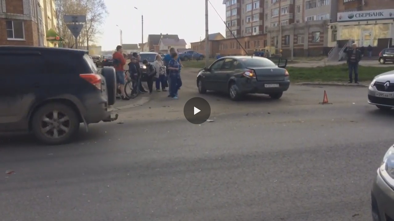 В Сыктывкаре водитель ВАЗ-2114 протаранил «Рено» и поехал дальше (видео)