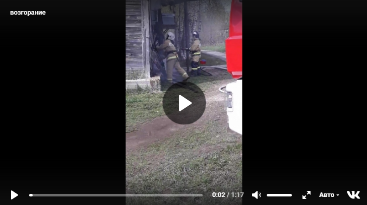 Очевидцы сняли на видео, как в Сыктывкаре горит жилой дом