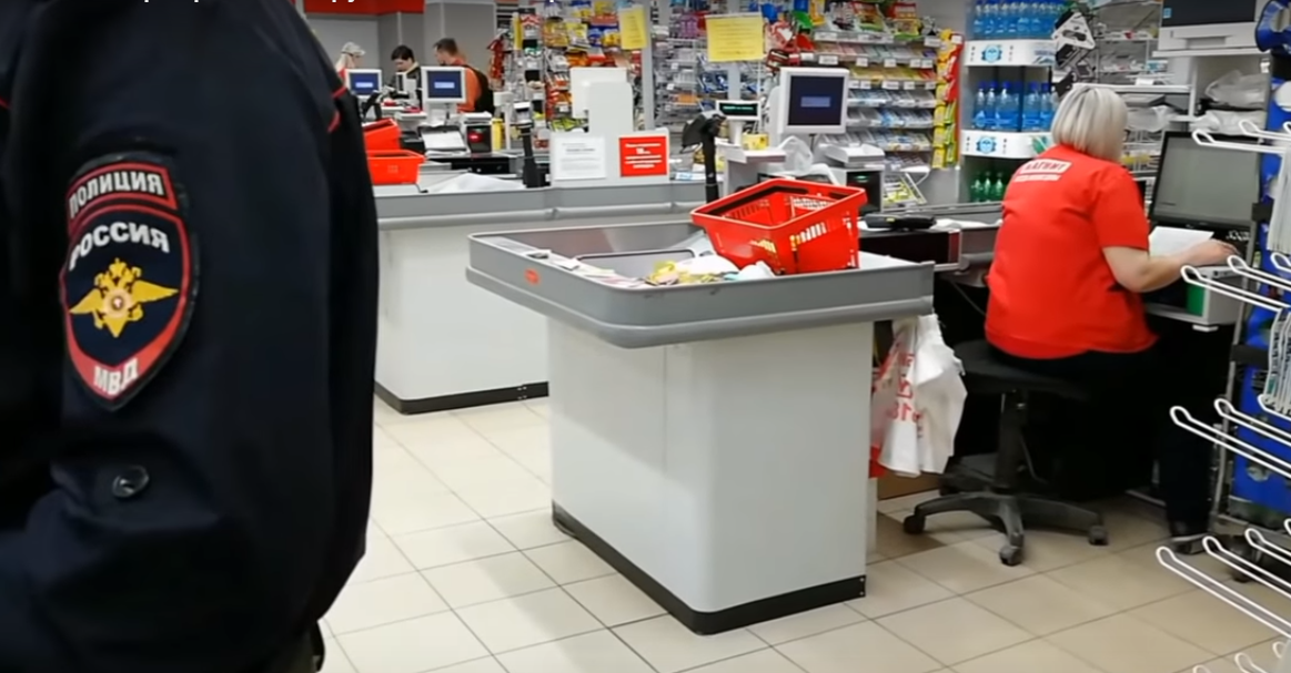 В Сыктывкаре продавец магазина набросилась на борцов с просрочкой (видео)