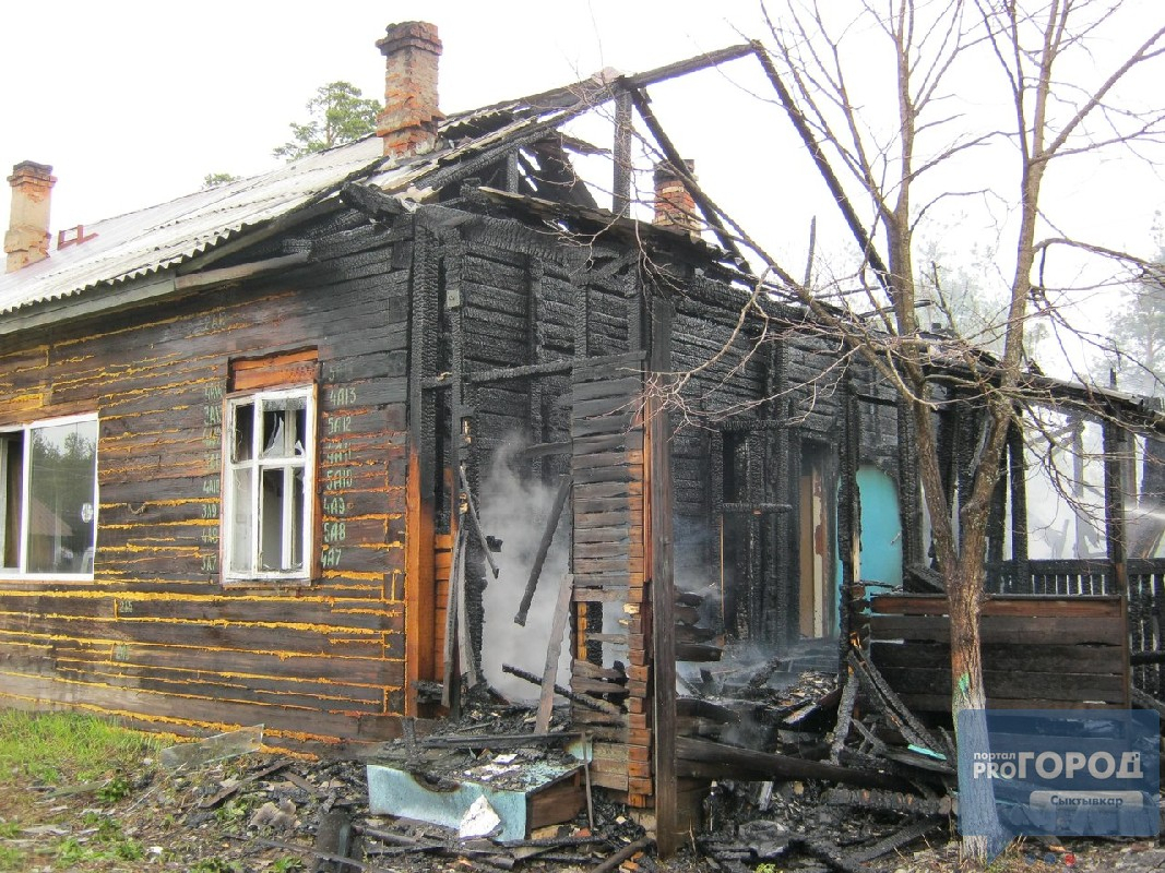 Появились фото с места пожара в многоквартирном доме в Сыктывкаре