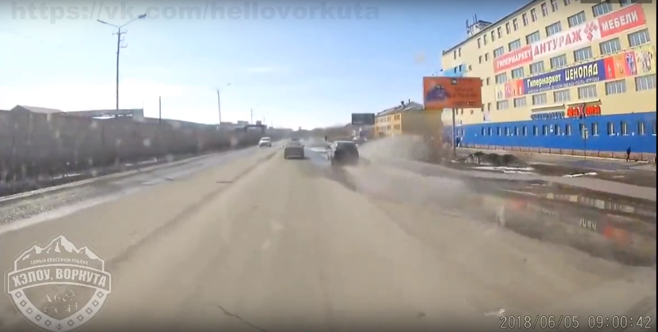 В Коми подлый водитель специально окатил пешехода из лужи (видео)